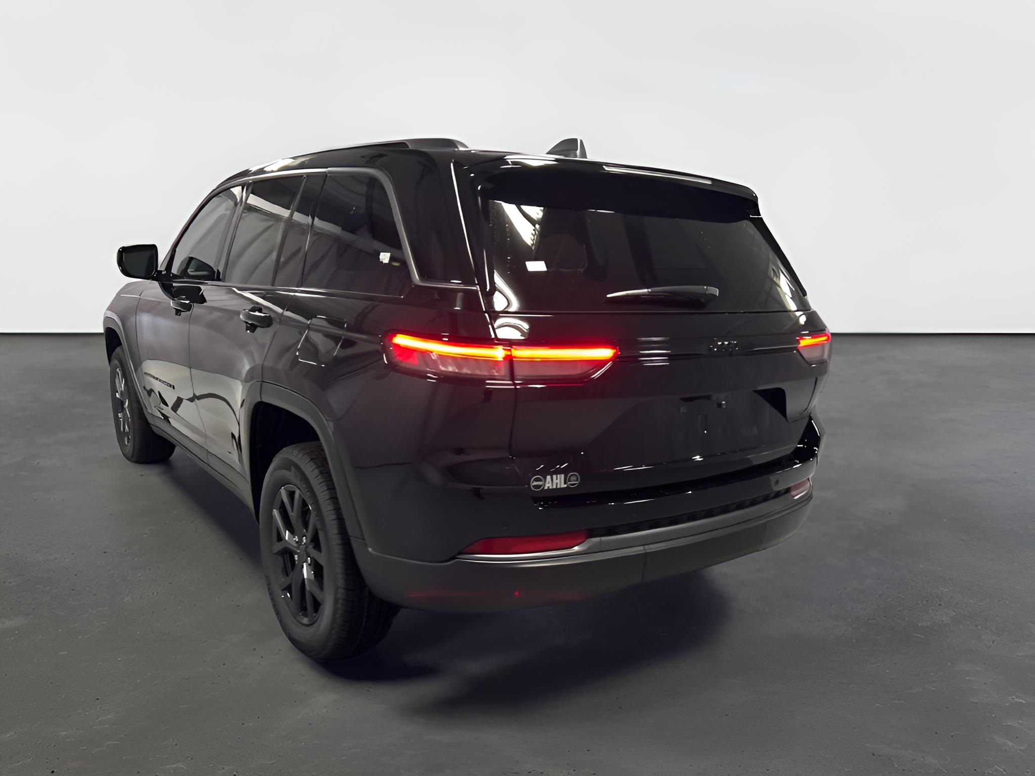 2027 Jeep Grand Cherokee GRAND CHEROKEE LAREDO ALTITUDE 4X4