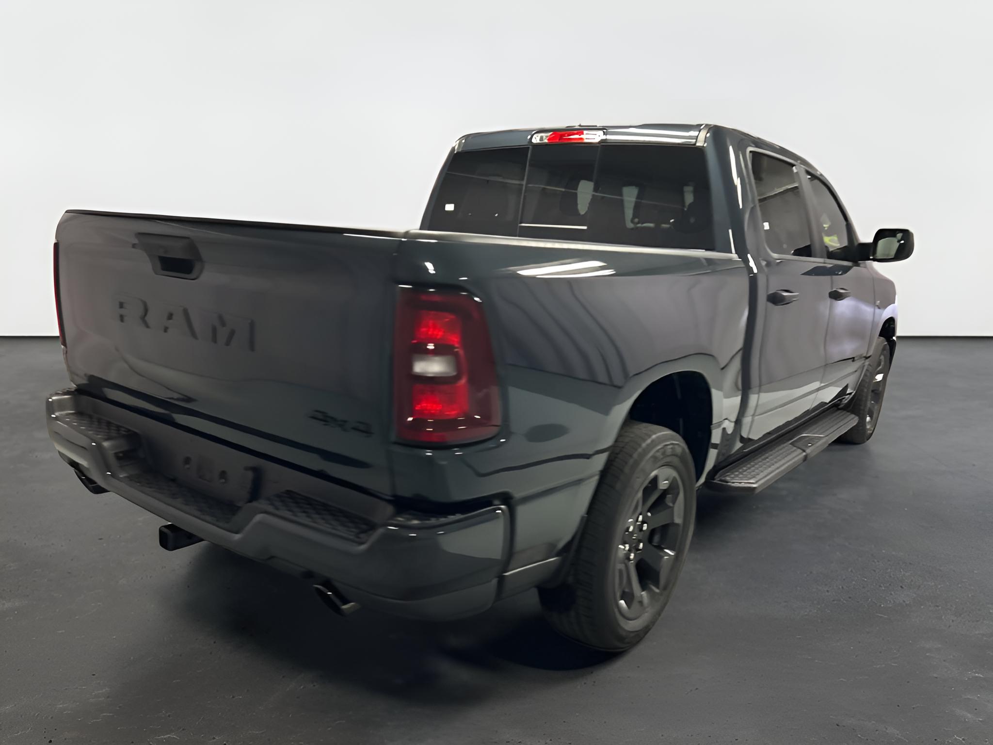 2027 RAM Ram 1500 RAM 1500 EXPRESS CREW CAB 4X4 5'7' BOX