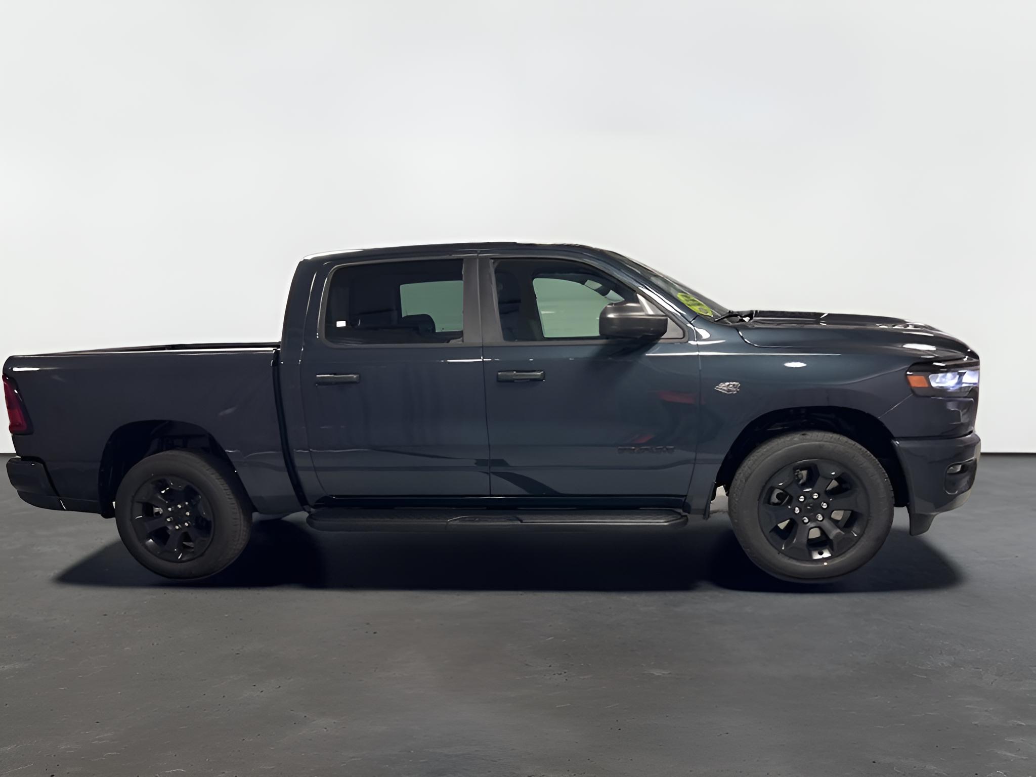 2027 RAM Ram 1500 RAM 1500 EXPRESS CREW CAB 4X4 5'7' BOX
