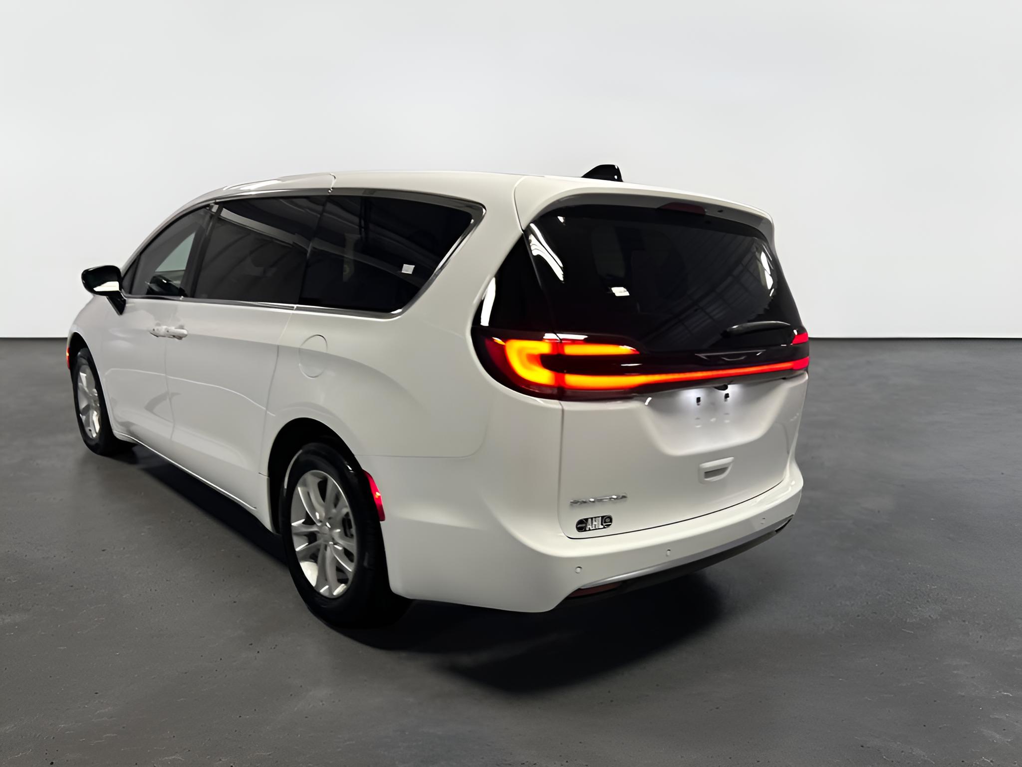 2027 Chrysler Pacifica PACIFICA SELECT