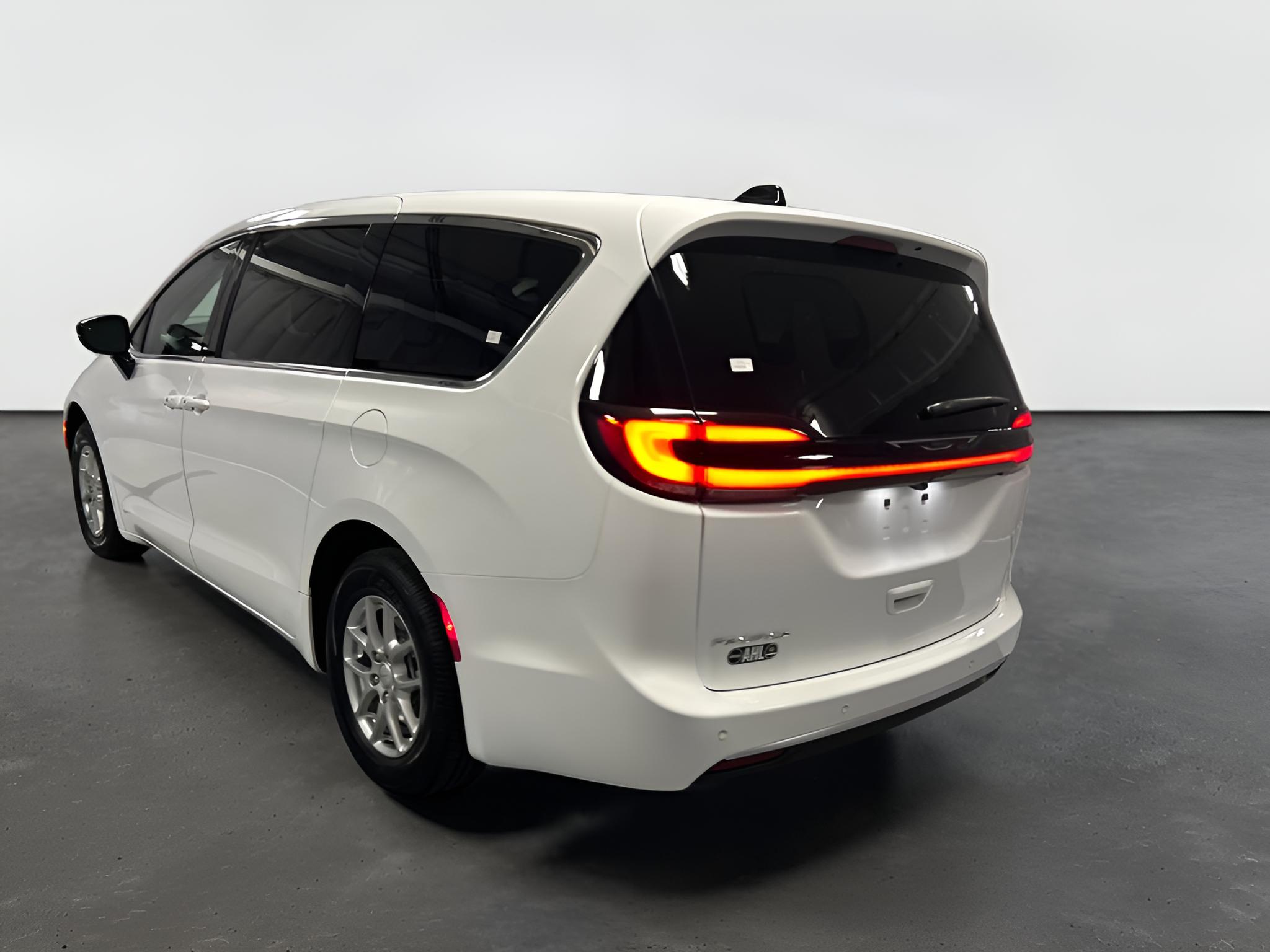 2027 Chrysler Pacifica PACIFICA SELECT
