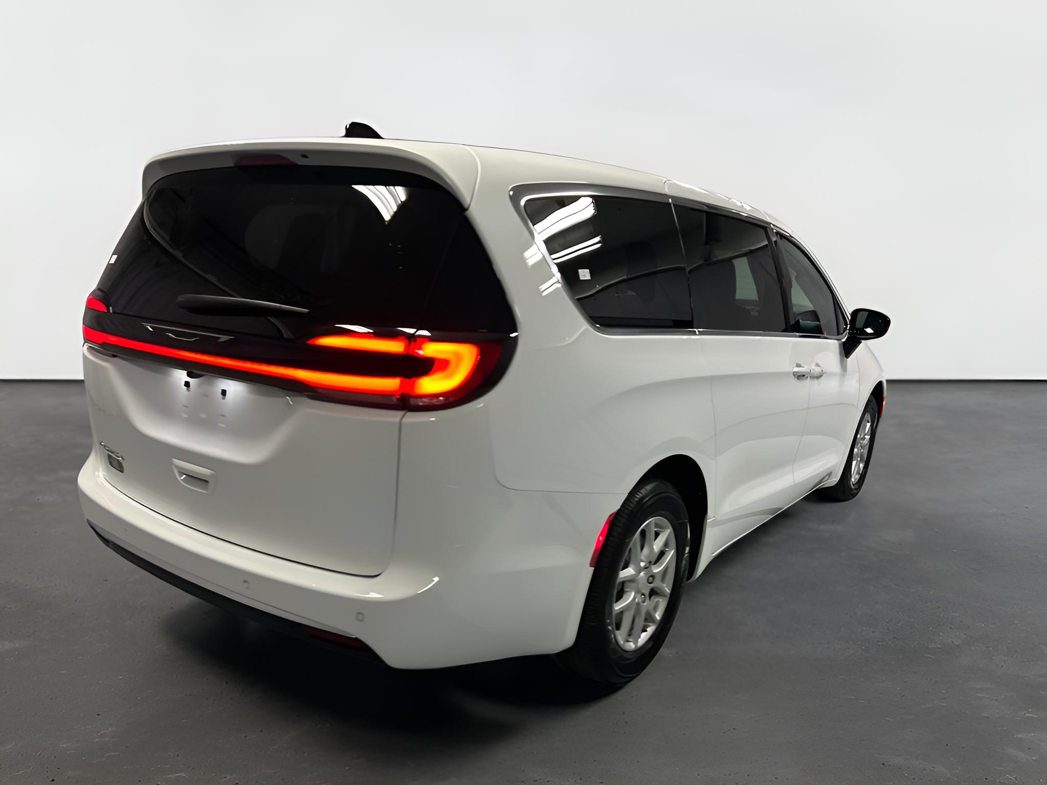 2027 Chrysler Pacifica PACIFICA SELECT