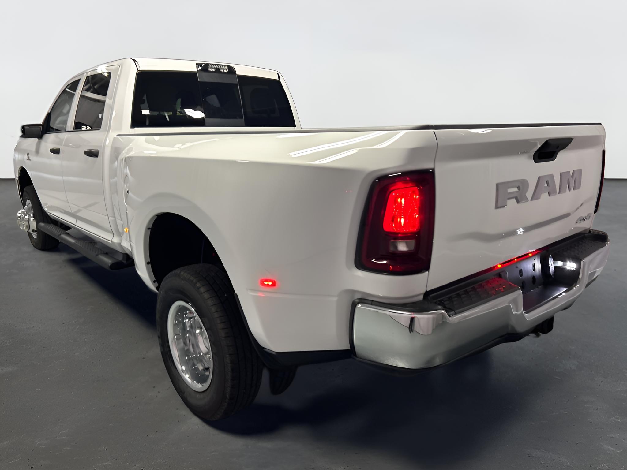 2027 RAM Ram 3500 RAM 3500 TRADESMAN CREW CAB 4X4 8' BOX