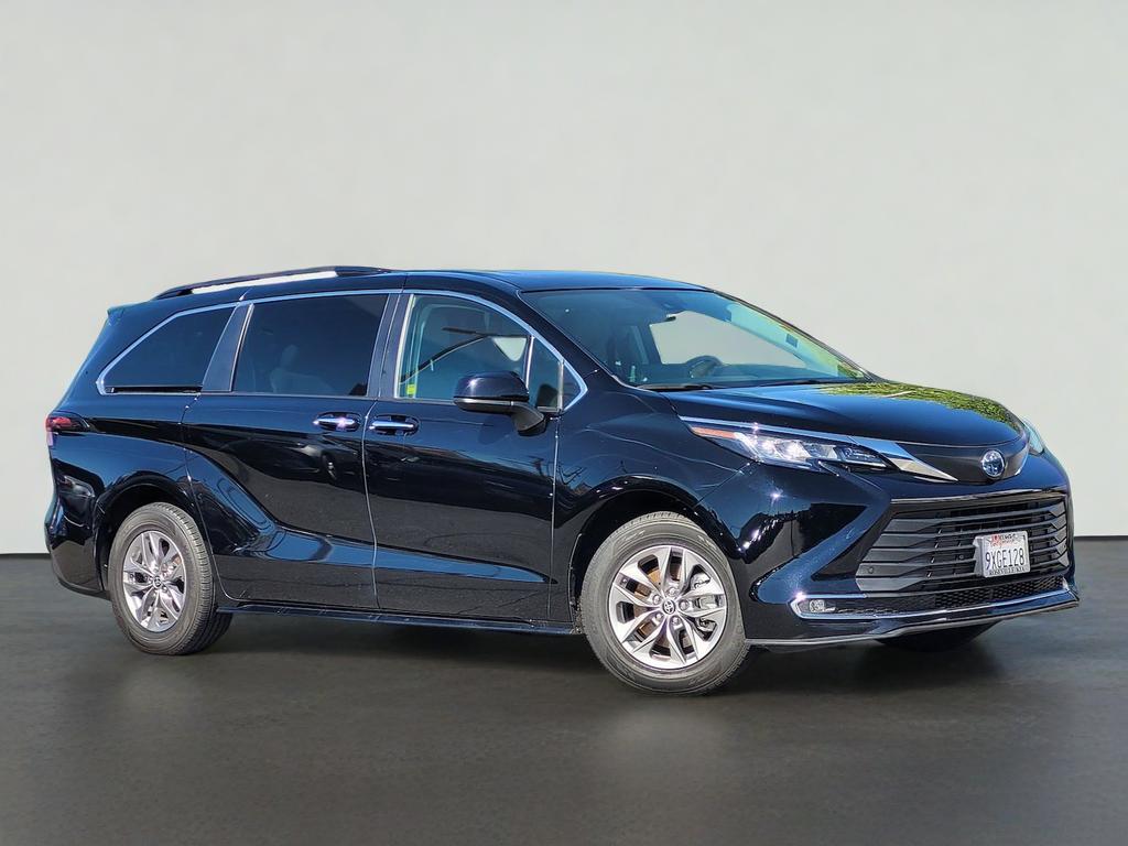 2023 Toyota SIENNA XLE
