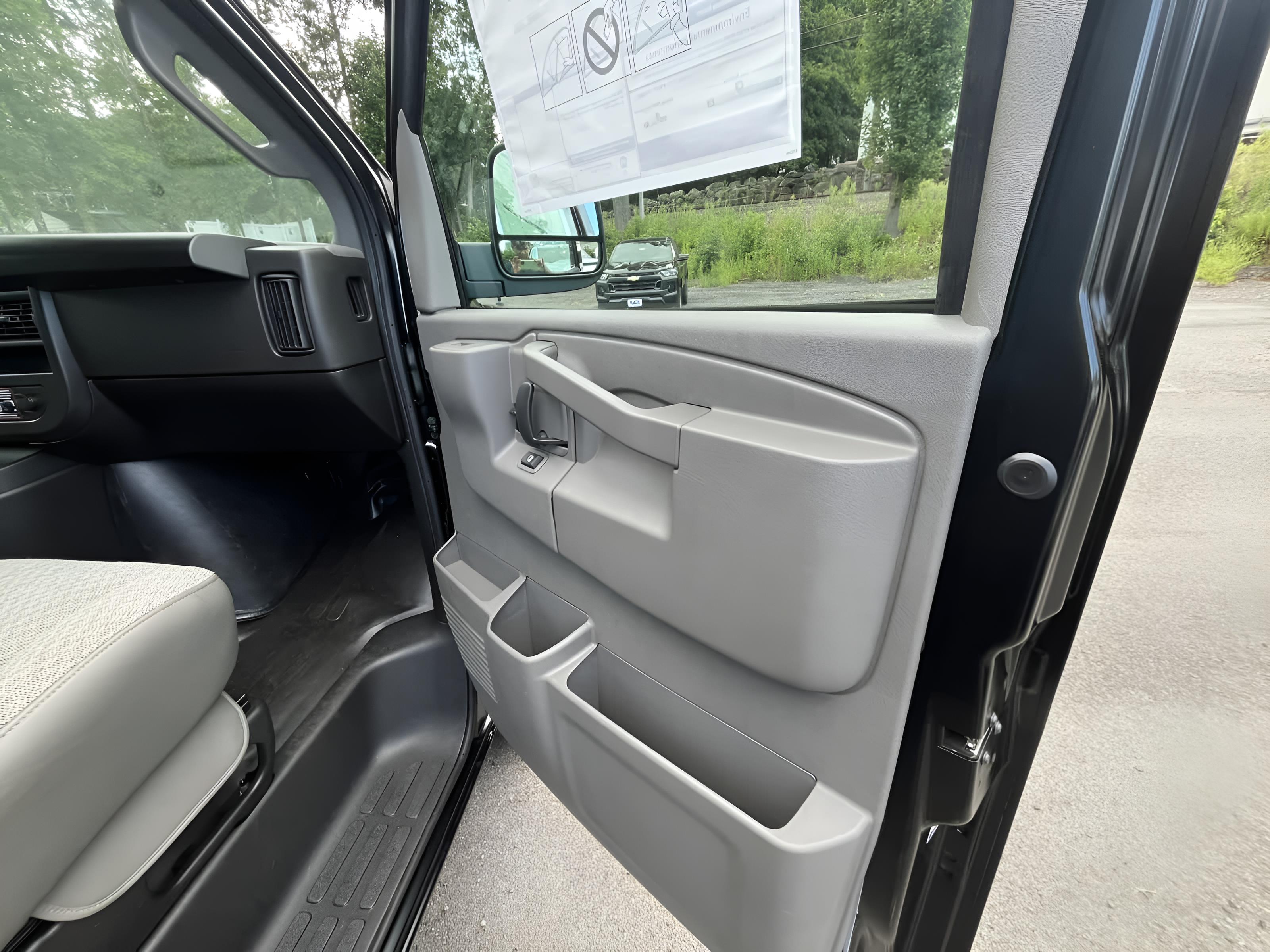 2025 Chevrolet Express Cargo WT