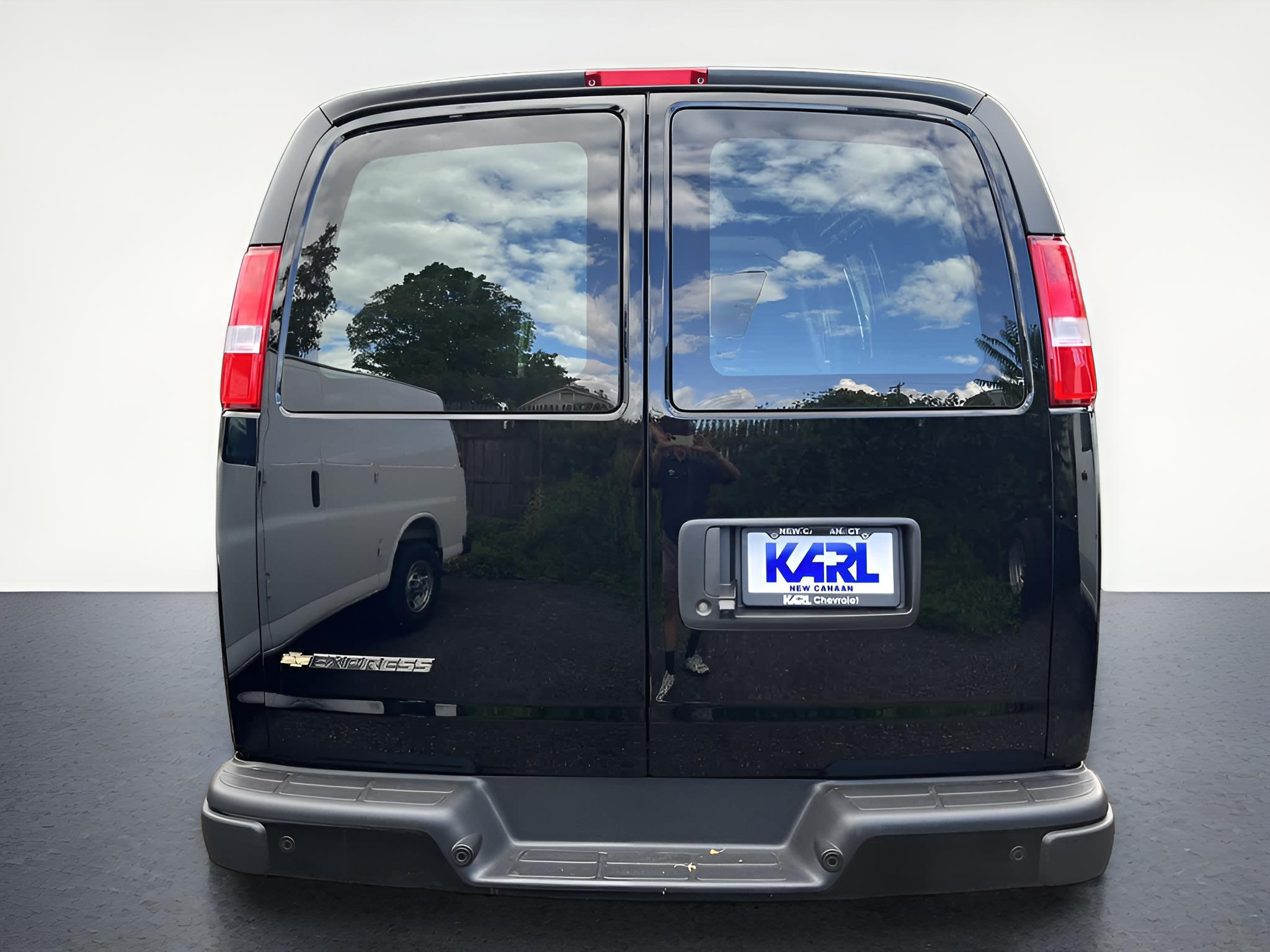 2025 Chevrolet Express Cargo WT