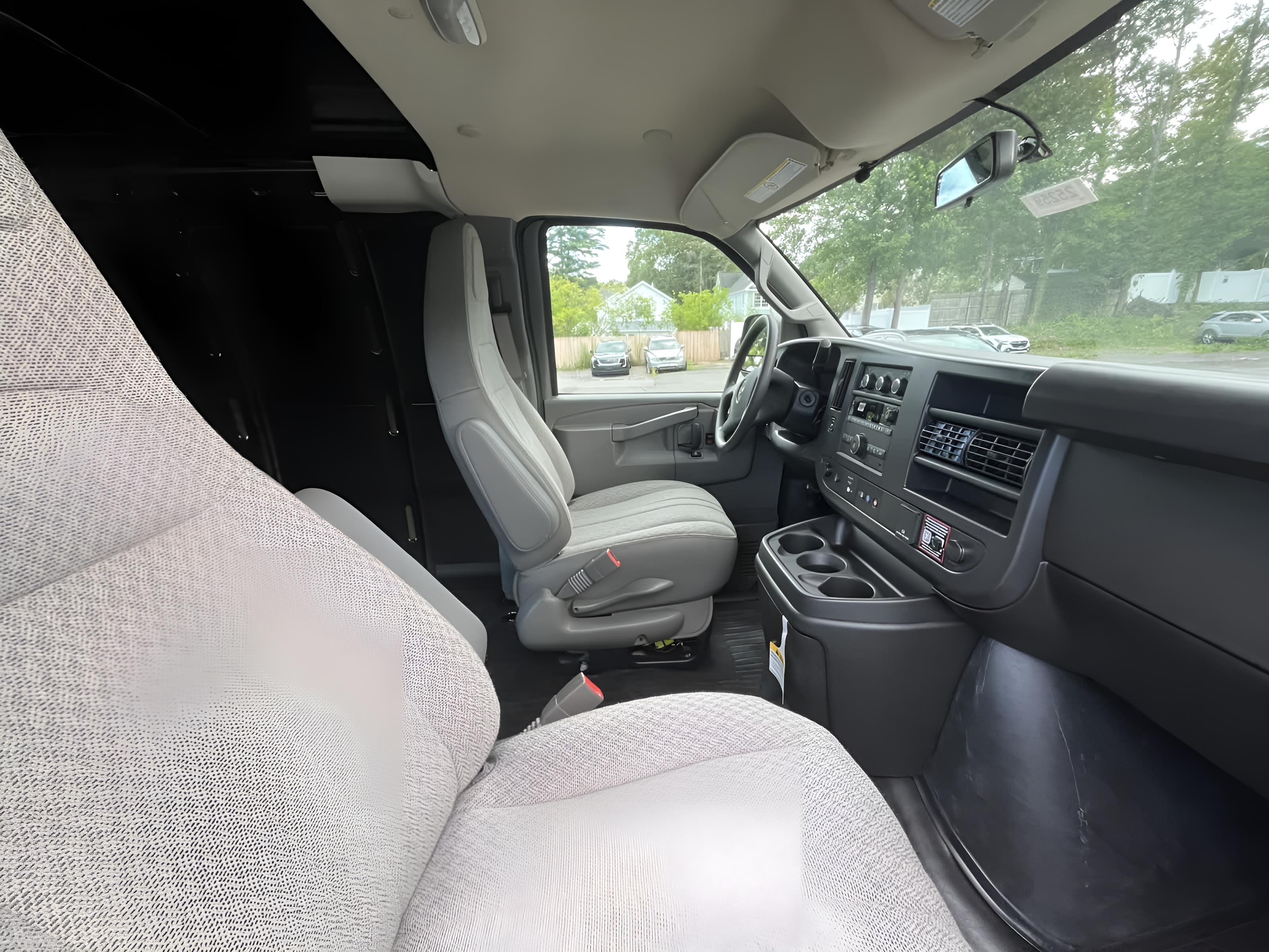 2025 Chevrolet Express Cargo WT