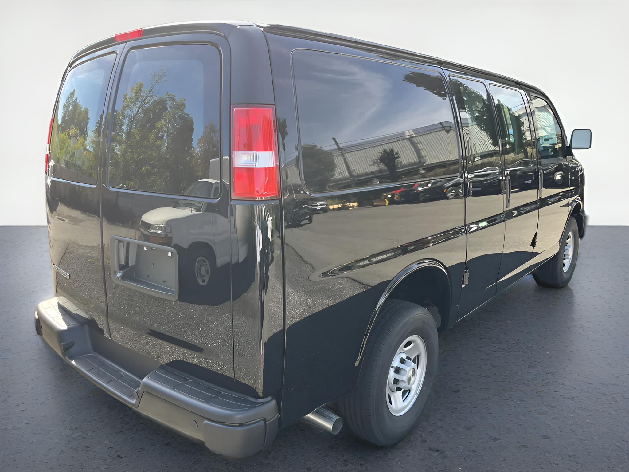 2025 Chevrolet Express Cargo WT