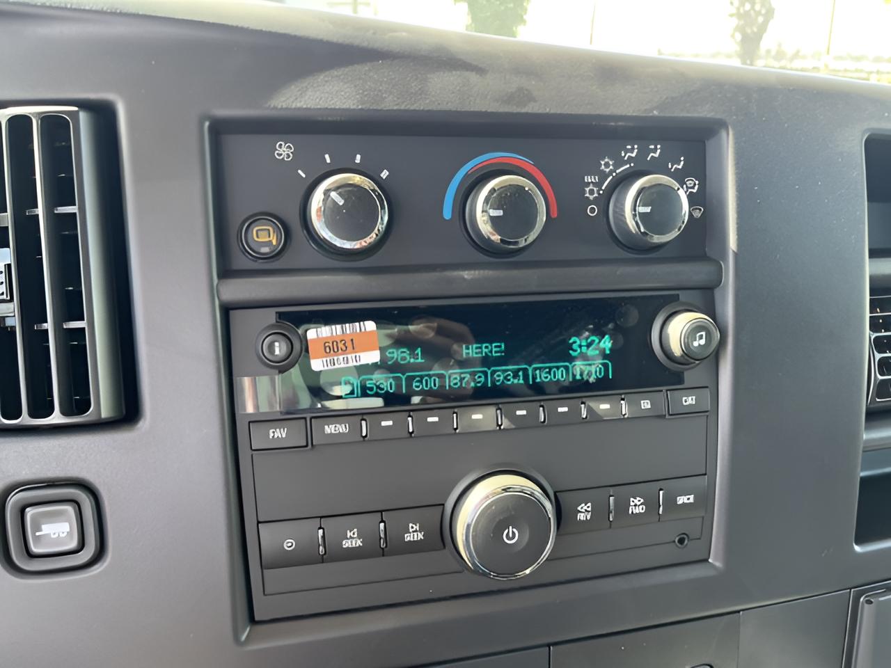 2025 Chevrolet Express Cargo WT