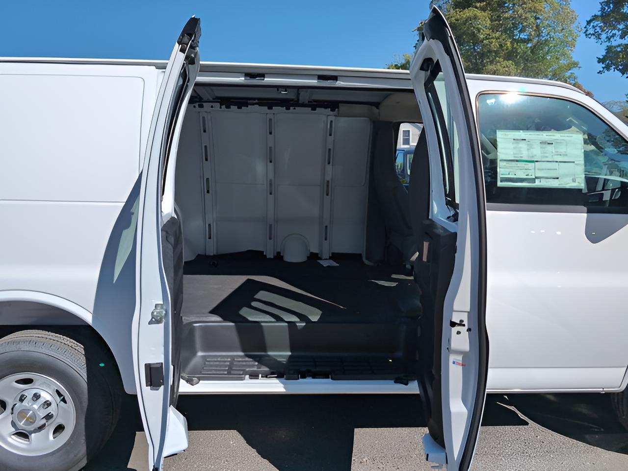 2025 Chevrolet Express Cargo WT