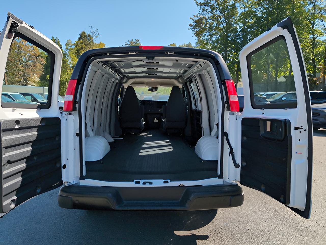 2025 Chevrolet Express Cargo WT