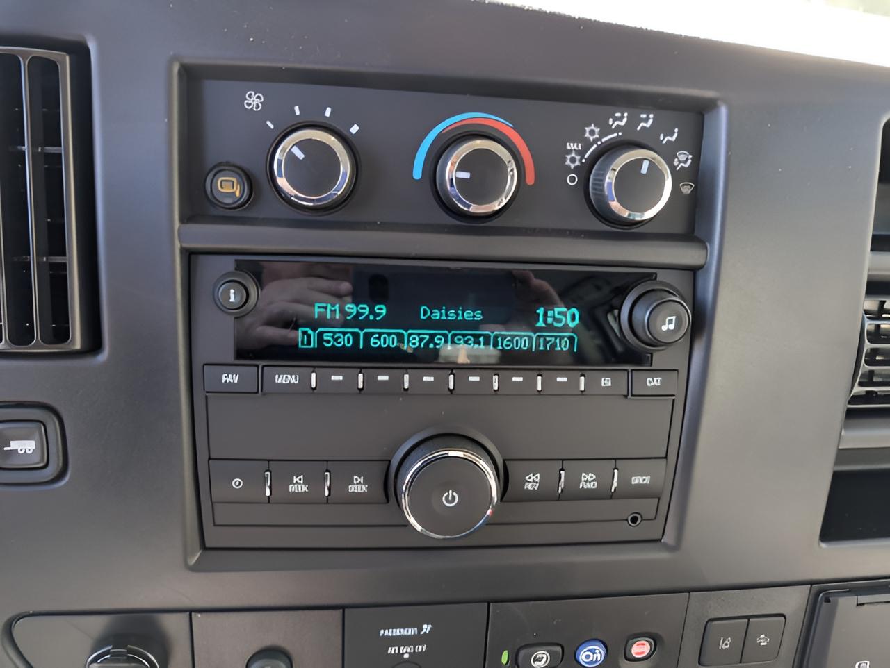 2025 Chevrolet Express Cargo WT